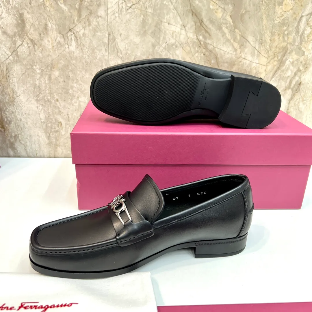 Original quality P780 Brand: Ferragamo Standard size: Men's size 39–44 (38.45 can be customized) Grade: Same style as the official website High-quality men's shoes Material: Customized first-layer calfskin with water-dyed cowhide lining Cowhide tiptoe Original non-slip and wear-resistant rubber outsole Style category: Men's formal business leather shoes are young and fashionable European and American trends British style Casual matching and comfortable feet Color: actual picture